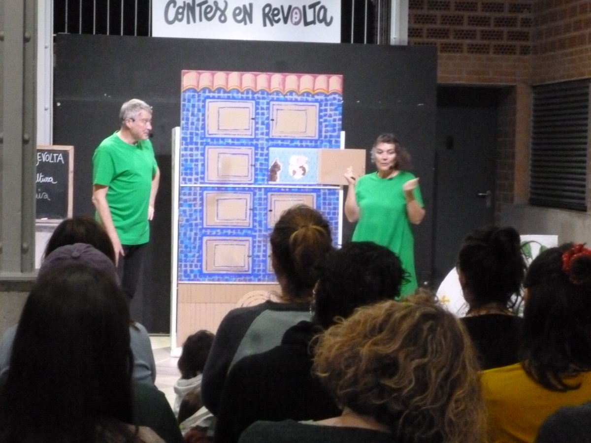 La <a href="/Lleialtat/">Lleialtat Santsenca</a> Santsenca reprèn el cicle "Contes en Revolta" amb un vermut musical.🎑🎸
Al #SantsMontjuïcAlDia escoltem reportatge amb l'<a href="/OlgaNM7/">OlgaNM</a> que va assistir a la primera actuació de l'any.

🎧Audio👉go.ivoox.com/rf/137765533
📰Notícia📸👉el3.cat/noticia/99453/…