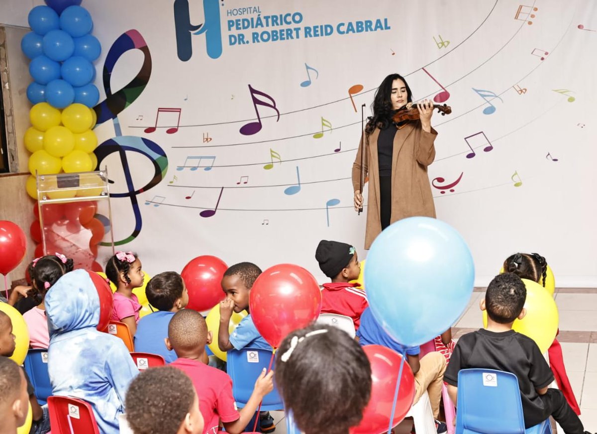 rcavada's tweet photo. Violinista Aisha Syed lleva música y esperanza a niños del Robert Reid Cabral https://t.co/G05lYUO2cu https://t.co/KVWvTuY0uB