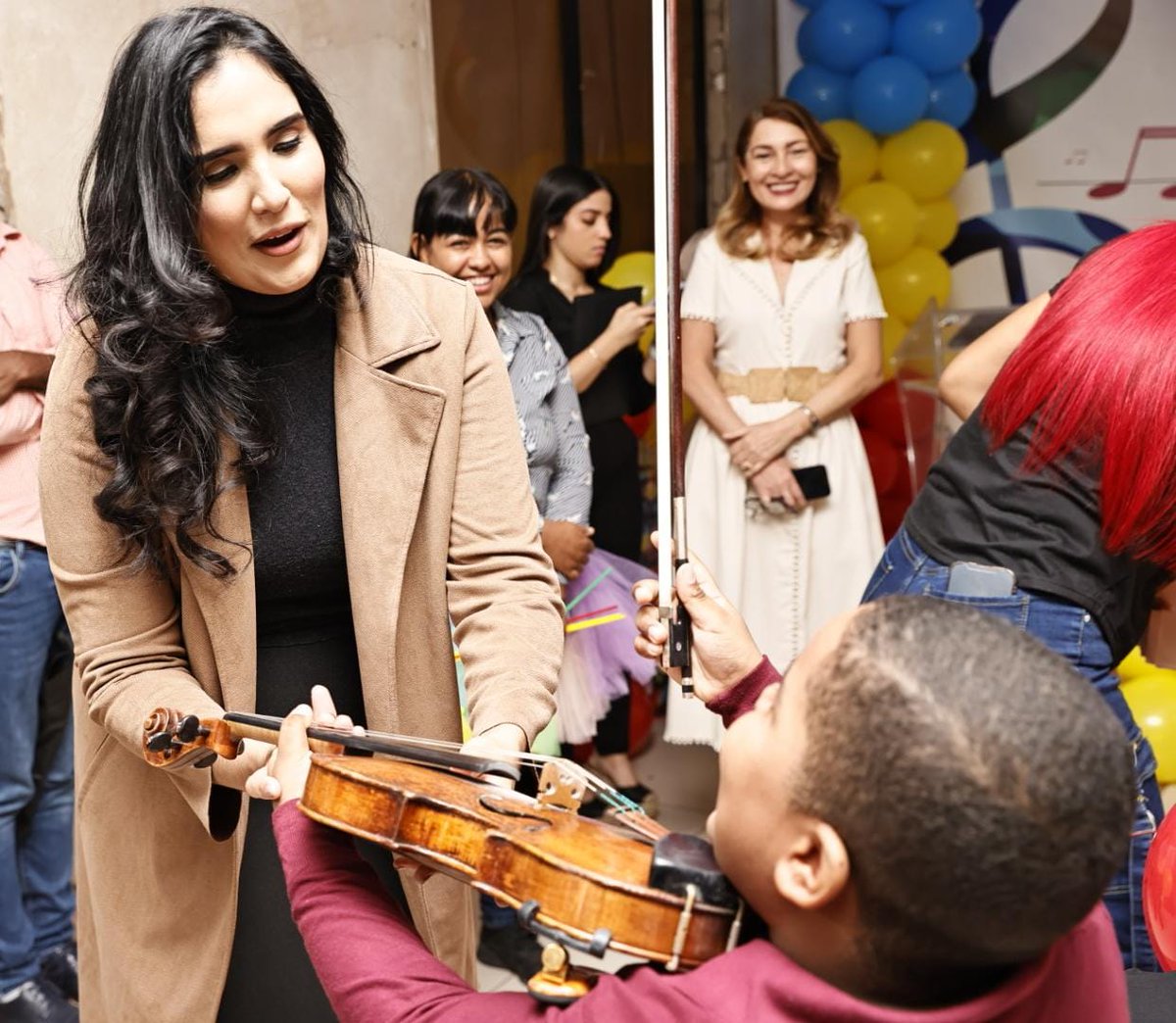 rcavada's tweet photo. Violinista Aisha Syed lleva música y esperanza a niños del Robert Reid Cabral https://t.co/G05lYUO2cu https://t.co/KVWvTuY0uB