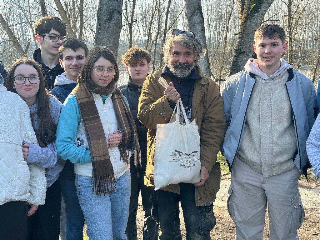CFPMarmande's tweet photo. 🌊🚤 Rencontre inspirante cet après-midi à la Filhole ! 🌳✨
Nos apprentis de Première Bac Pro se sont mobilisés avec cœur 💖 pour offrir quelques victuailles 🍞🥖 à une personne atypique : David, un aventurier qui navigue sur la Garonne. https://t.co/AOdEWKaQNo