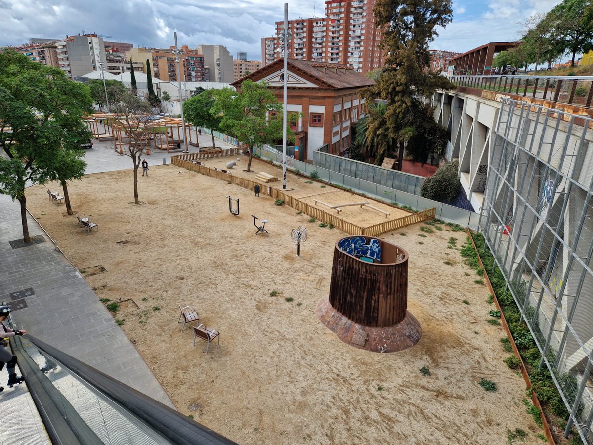 El veïnat demana que es millori el parc davant l'escola Cavall Bernat amb més elements de joc.🛝🌳
Al #SantsMontjuïcAlDia en parlem amb Alfredo Martínez i Pepo Mediavilla, president i secretari de <a href="/av_badal/">AVBadalBrasilBordeta</a>.

🎧Audio👉go.ivoox.com/rf/137765533
📰Notícia📸👉el3.cat/noticia/99455/…