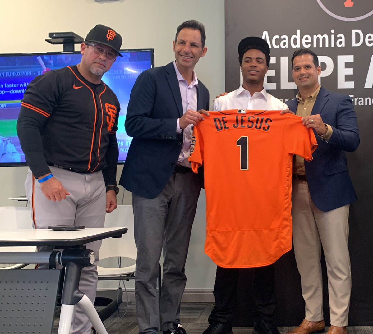 The Giants have signed SS Josuar de Jesus Gonzalez, who is labeled the 'most complete position player' in the international class

(via <a href="/francysromeroFR/">Francys Romero</a>)