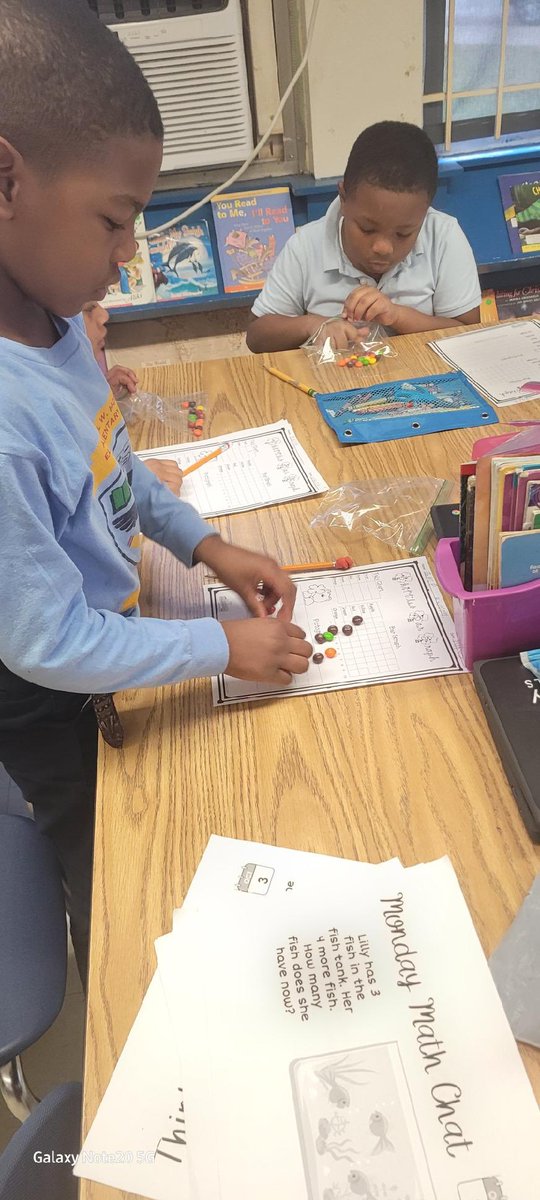ArielWHolloway1's tweet image. Learning is Sweet! Ms. Barlow&apos;s class really enjoyed graphing with Skittles 🌈 #LearningLeading