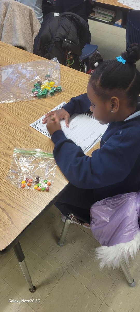ArielWHolloway1's tweet image. Learning is Sweet! Ms. Barlow&apos;s class really enjoyed graphing with Skittles 🌈 #LearningLeading