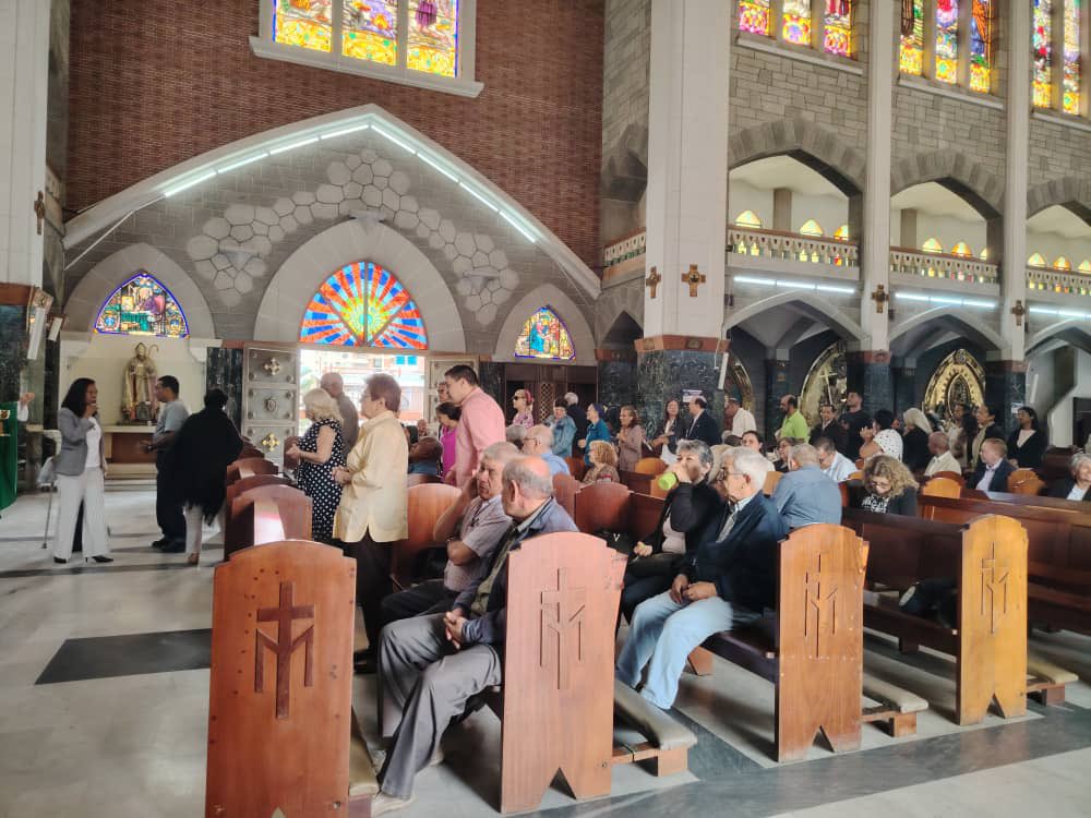 #Caracas | La Federación Venezolana de Maestros, en compañía de docentes, participó en una misa de acción de gracias por el Día del Maestro. En el lugar, aprovecharon de exigir al Estado mejoras para el gremio y de comentar la situación de precariedad en la que se encuentran.