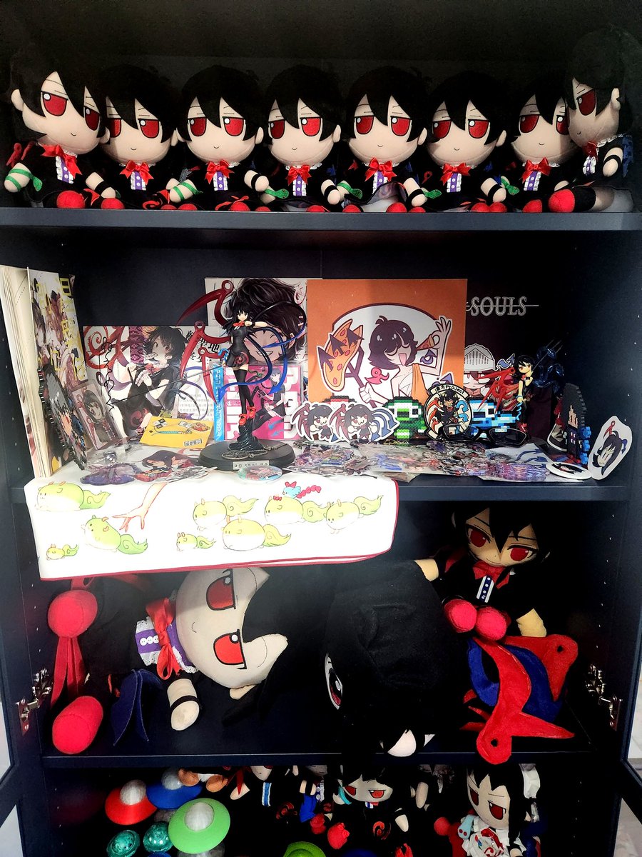 plushpenguin's tweet image. I reorganized my entire Nue collection into a better shelf!