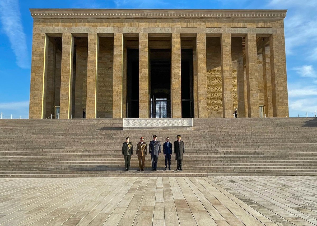 UKDefTurkiye's tweet photo. Strong 🇬🇧🇹🇷 #defencerelations at work:
🇬🇧 DCDS (Mil Strategy & Ops) Air Marshal @HarvSmyth visited #Türkiye last week for office calls with key interlocutors at the 🇹🇷 MoND @tcsavunma and 🇹🇷 Gen Staff @TSKGnkur in #Ankara, also paying his respects at #Anıtkabir.
#UKinTurkiye https://t.co/xQSNBPeUJ0