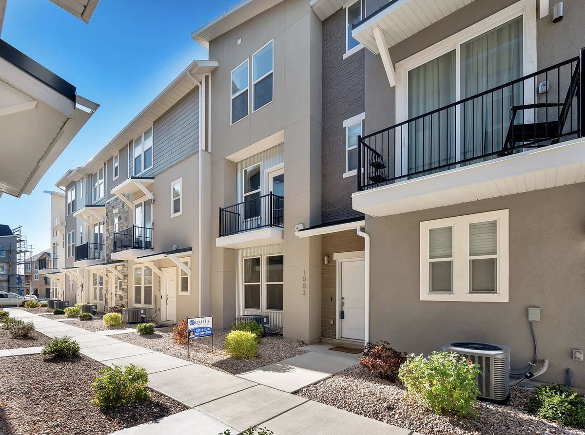 aj4mapleton's tweet image. Our Beautiful Townhome is for Rent in Spanish Fork!
•Rent: $2,000/month + utilities
•Details: 3 bedrooms, 3 bathrooms, nearly new!
•Features:
•2 spacious decks
•2 family rooms
•2-car garage with a 48-amp Tesla outlet

Apply here: app.tenantturner.com/qualify/1003-s…