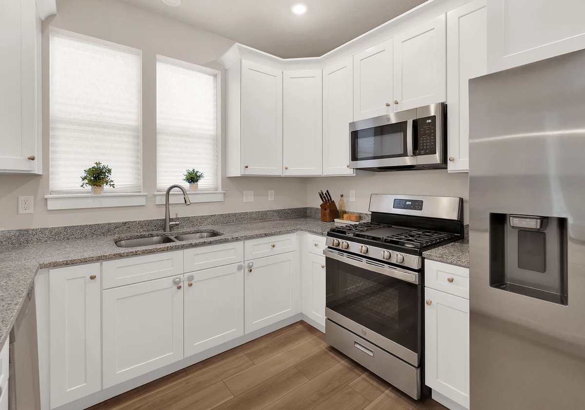aj4mapleton's tweet image. Our Beautiful Townhome is for Rent in Spanish Fork!
•Rent: $2,000/month + utilities
•Details: 3 bedrooms, 3 bathrooms, nearly new!
•Features:
•2 spacious decks
•2 family rooms
•2-car garage with a 48-amp Tesla outlet

Apply here: app.tenantturner.com/qualify/1003-s…