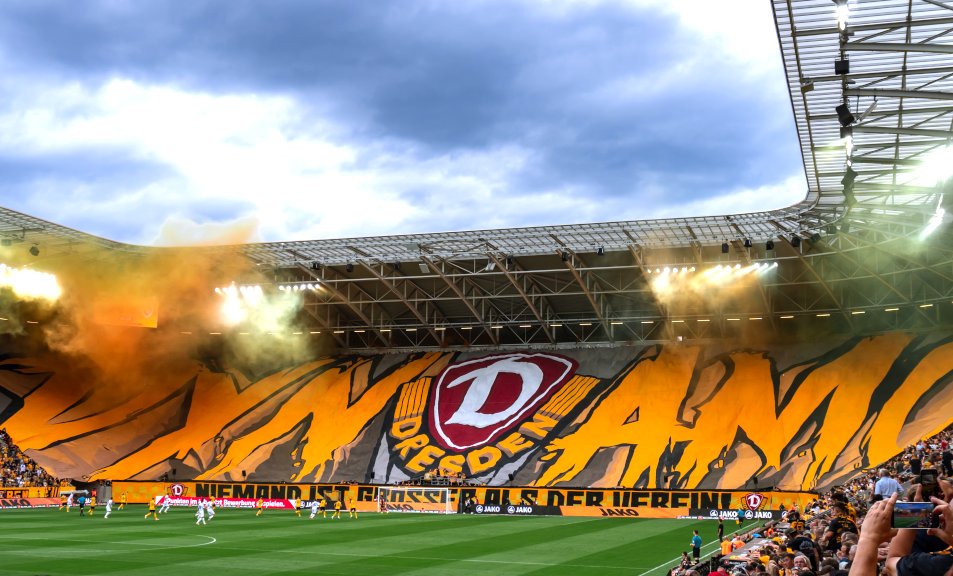 ultras1899_'s tweet image. Dynamo Dresde, derby #Ostdeutschland contre Energie Cottbus. Les rencontres entre anciens de l’ex-RDA, restent des moments soulignés dans la saison. pour les #UltrasDynamo, qui ont recouvert le #KBlock avec un immense #Dynamo qui entourait l’emblème du #sgd1953 #Dresden