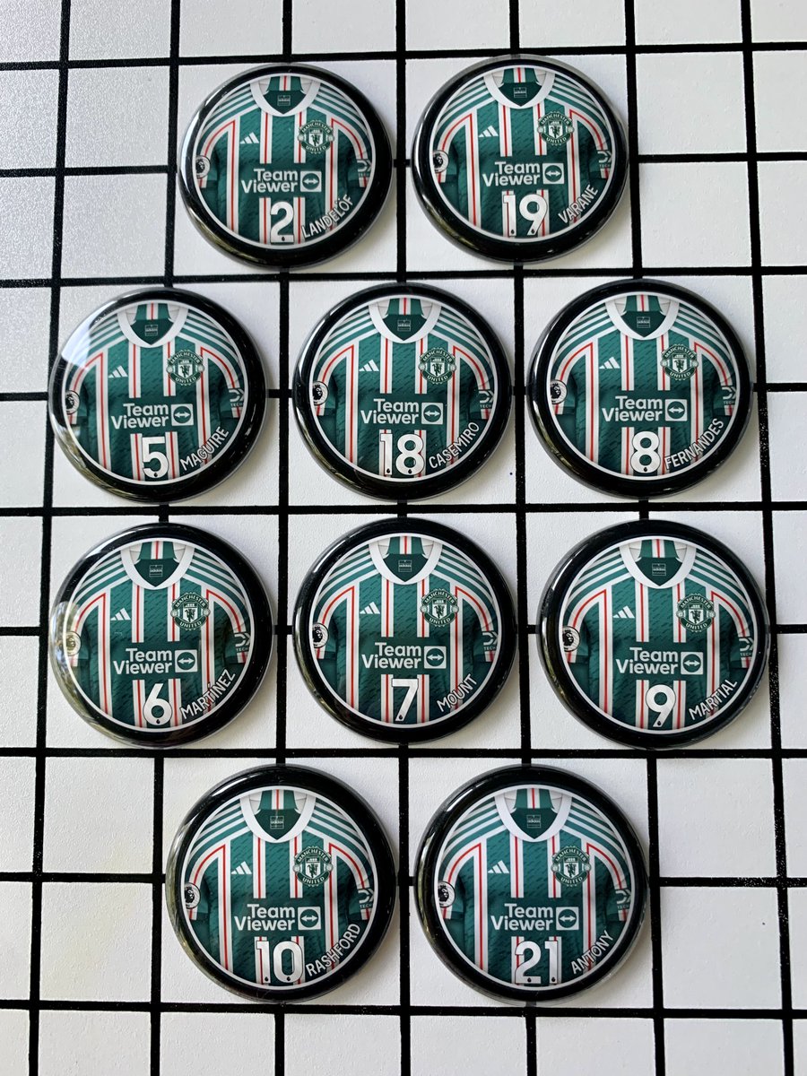 FernOfTheAndes's tweet photo. This Man United button soccer team that I mounted turned out really nice (art from Clóvis Alves Feitosa). https://t.co/nsnEjk2YDJ