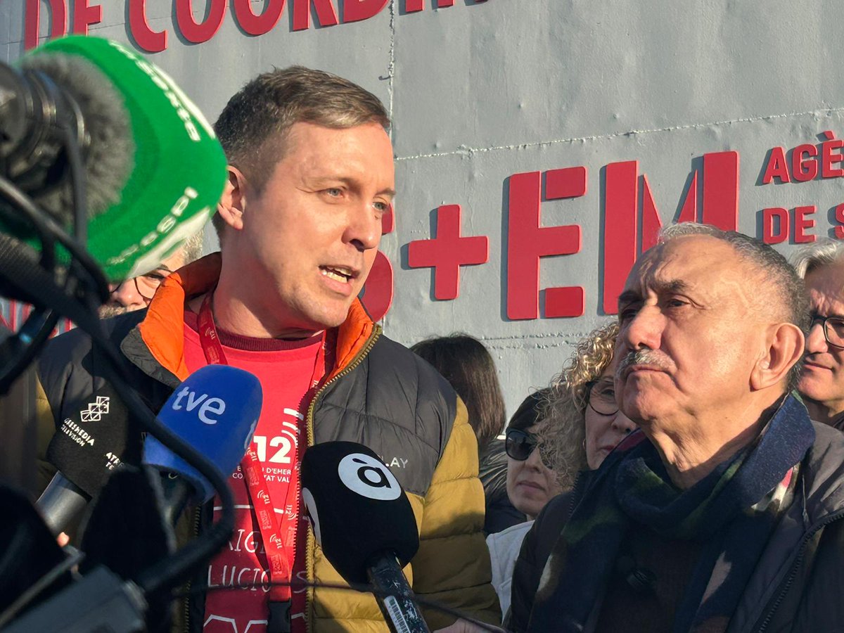 UGTPV's tweet photo. El @SG_UGT se reúne con representantes de @BombersValencia y @112CV_UGT 
🔴Es fundamental poner en valor la necesidad de reconstrucción de los servicios públicos
🔴112 que tiene que pasar a integrarse en ls emergencias y coordinarse de forma completa como servicio público que es https://t.co/CX7Pgca2uA