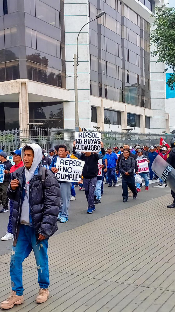 Defensoria_Peru's tweet photo. #DerrameRepsol Al cumplirse tres años del derrame de petróleo frente al mar de #Ventanilla advertimos que aún no se inicia la etapa de rehabilitación ambiental. Esta situación afecta el desarrollo normal de las actividades de pesca, comercio y recreativas de la población. (1/3) https://t.co/kIltrHAZWm