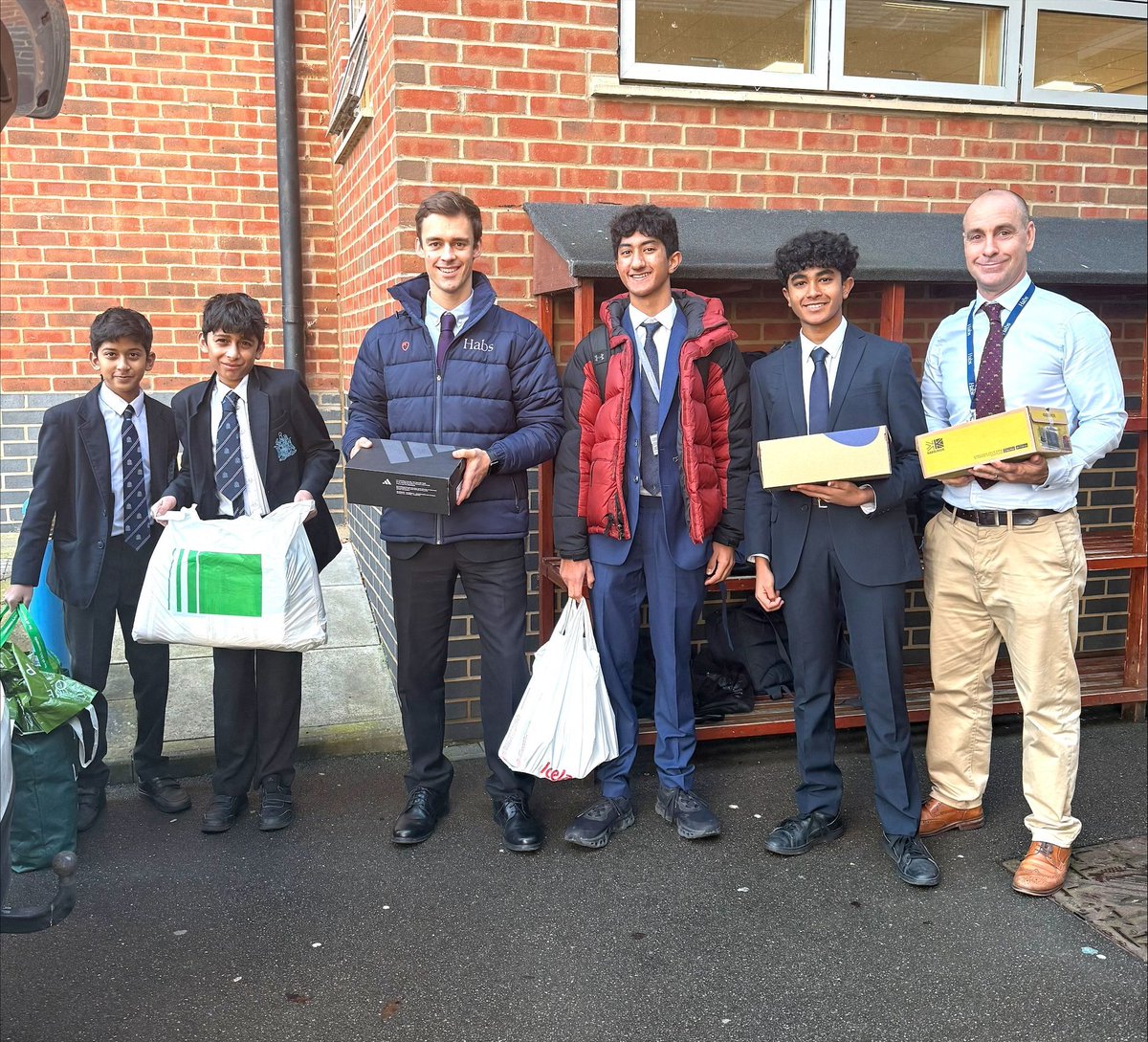 habsboys's tweet photo. Well done to Ish (8M2), Arihant (8M2), Rudra Sachdev (SFM2) and Sharad (SFM2) for helping load donated essentials for Borehamwood Food Bank! ๐ Thank you to everyone who kindly donated to the cause โ your kindness will make a big difference. #community #profoundimpact https://t.co/o9LOzot9KG