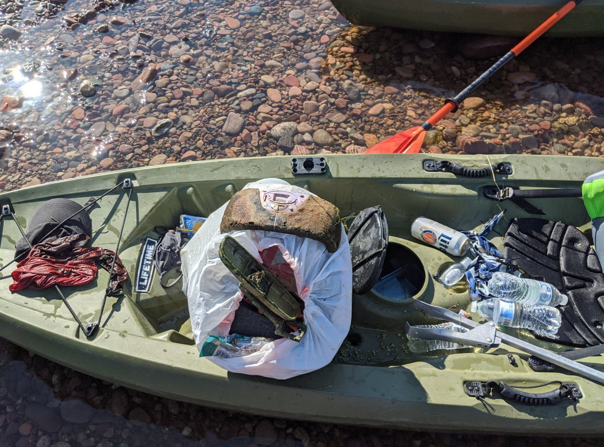 ArizonaDEQ's tweet photo. Let’s start ✨ 2025 ✨with cleaner hiking trails, rivers, lakes, and nature spaces!

Whether you’re paddleboarding, kayaking, or taking a walk, consider taking a moment to clean up any trash you find.

➡️ https://t.co/CsAigcjfgC

#KeepAZClean #LeaveNoTrace #RecreateResponsibly https://t.co/FN8jPD2JSY