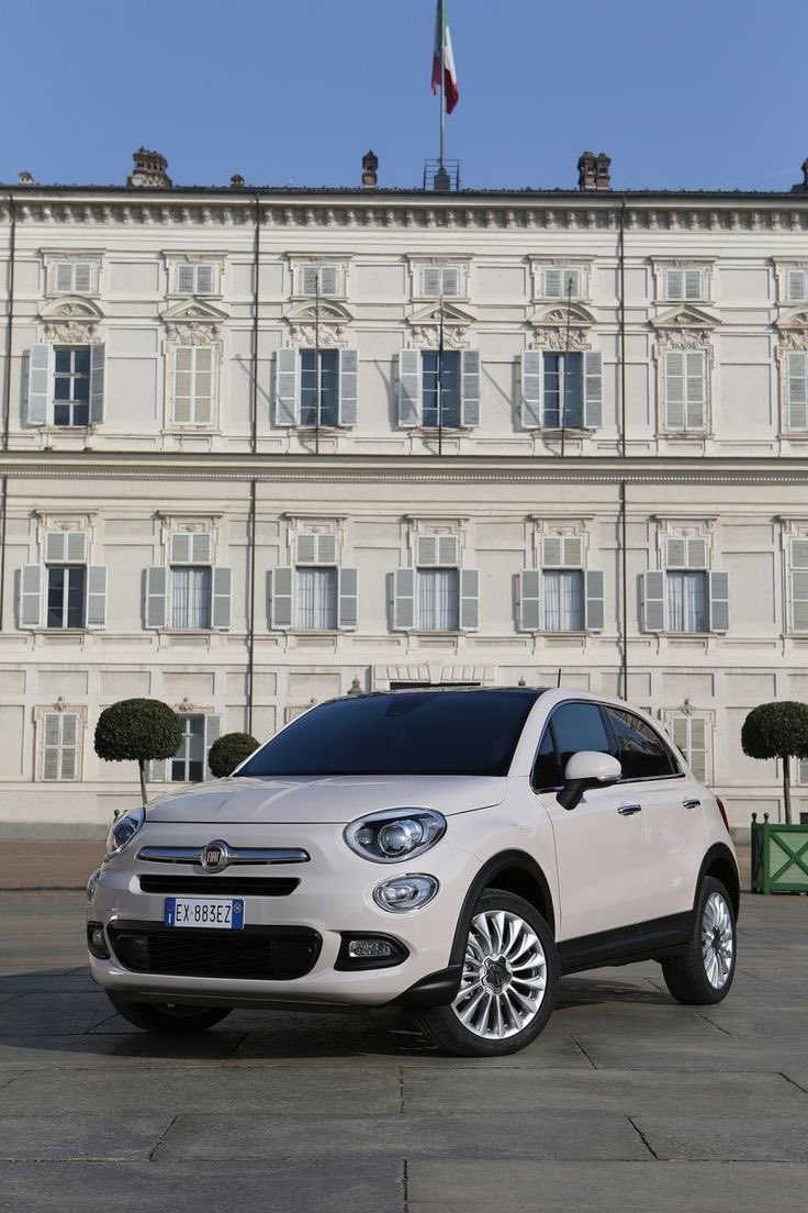 matetrebba's tweet photo. Estos dos son prácticamente IGUALES, Incluso la Fiat es mejor y más barata. A parte que a la JEEP le encajaron el motor del Fiat cronos. La jeep renegade salió de los autos más vendidos del año; a los aspiracionales se les baja la tanga con el logo de adelante https://t.co/0RqUES7Eq0