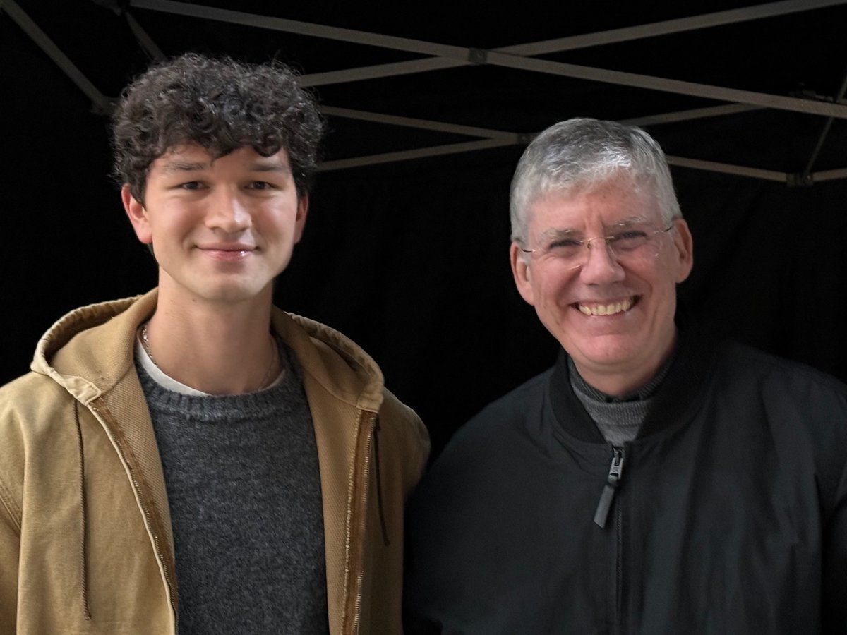 O Rick com o Charlie no set de gravações meu deus que fofos nem parece que ele deu todo o sofrimento do mundo pro Luke