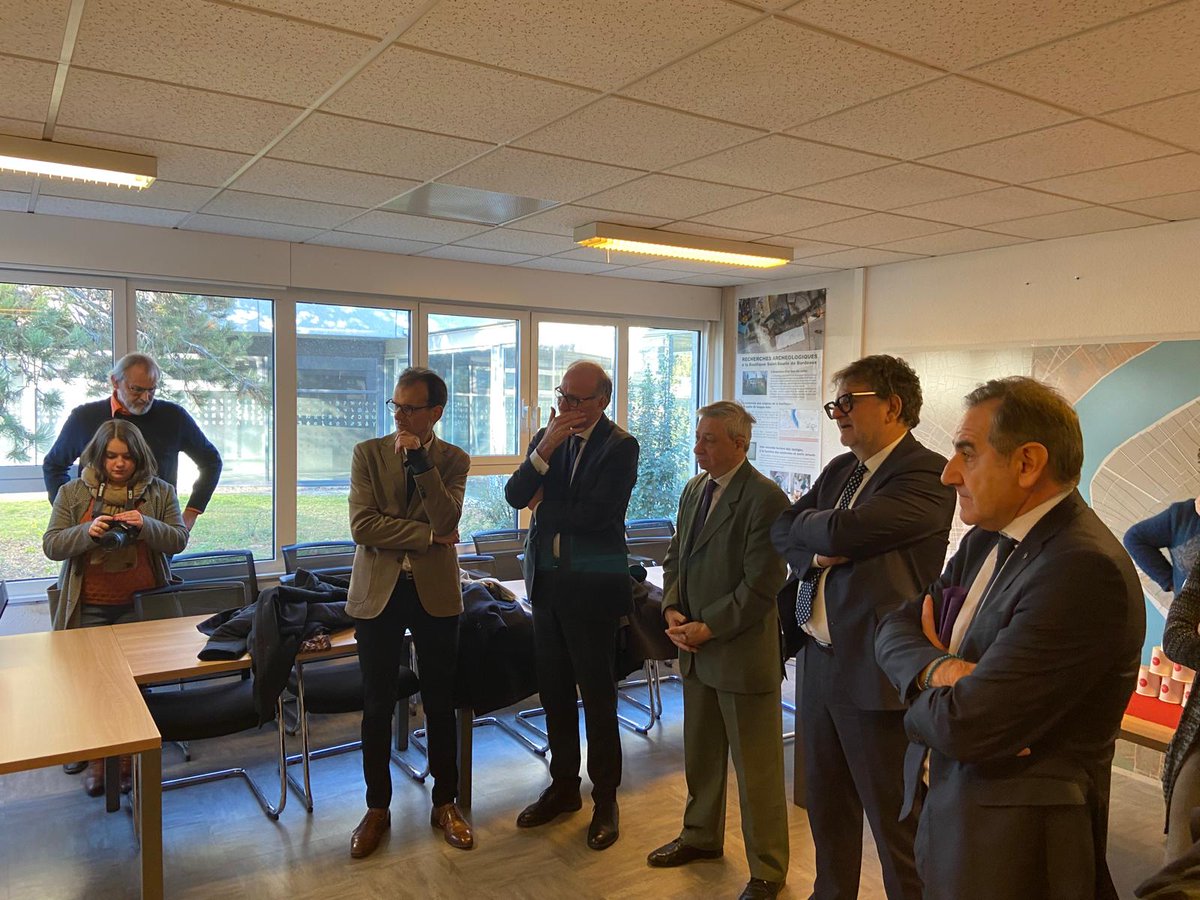Région académique Nouvelle-Aquitaine (@ranouvaquitaine) on Twitter photo Le recteur délégué à l'ESRI <a href="/GalderisiClaud1/">Claudio Galderisi</a> et le préfet de la région Nouvelle-Aquitaine étaient présents à la Maison de l'archéologie🏺de l'<a href="/UBMontaigne/">Université Bordeaux Montaigne</a> :
🎯Visite des 2 UMR <a href="/Ausonius_umr/">Ausonius</a> et <a href="/archeosciences/">Archéosciences Bordeaux</a>
🎯Echanges avec les équipes sur les projets en cours Le recteur délégué à l'ESRI <a href="/GalderisiClaud1/">Claudio Galderisi</a> et le préfet de la région Nouvelle-Aquitaine étaient présents à la Maison de l'archéologie🏺de l'<a href="/UBMontaigne/">Université Bordeaux Montaigne</a> :
🎯Visite des 2 UMR <a href="/Ausonius_umr/">Ausonius</a> et <a href="/archeosciences/">Archéosciences Bordeaux</a>
🎯Echanges avec les équipes sur les projets en cours