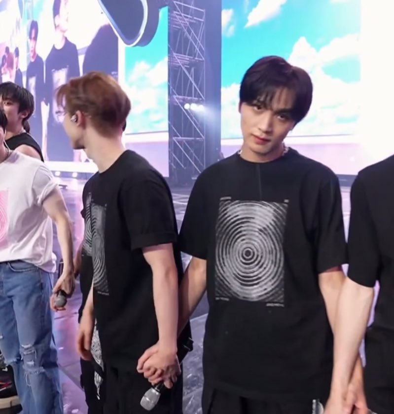 이사진뭐지
알갯어그만째려봐 니남친안건들게아진짜 쳐다도안볼게