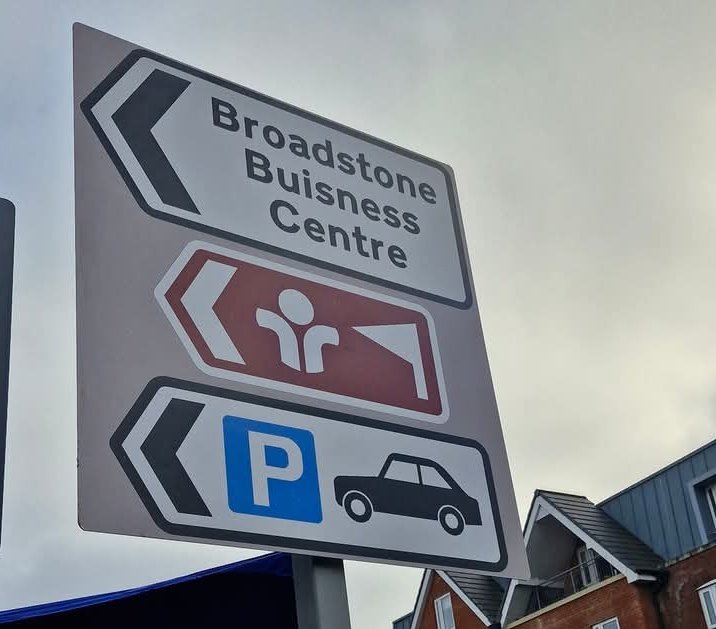 This is awful! Whoever makes roadsigns HAS to be able to spell! Surely??? <a href="/BroadstoneLink/">The Link Magazines</a> <a href="/broadstoneres/">Broadstone Residents</a> #spelling