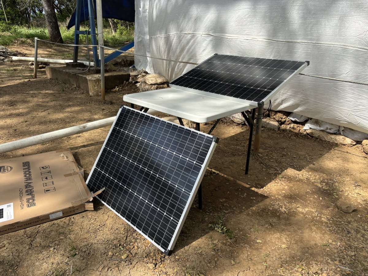FUNDACANO's tweet photo. Gracias a una generosa donación de la Dra. Jennifer Wolcott hemos añadido un segundo panel solar para alimentar la bomba. Esto significa que podemos seguir bombeando mientras se recarga un panel.
#MiCultura #senacyt #CiudaddelSaber https://t.co/Ldr3EqFOSk
