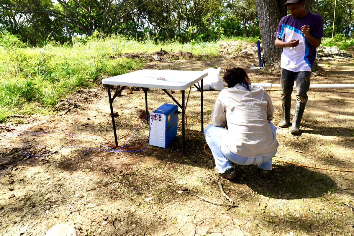 FUNDACANO's tweet photo. Gracias a una generosa donación de la Dra. Jennifer Wolcott hemos añadido un segundo panel solar para alimentar la bomba. Esto significa que podemos seguir bombeando mientras se recarga un panel.
#MiCultura #senacyt #CiudaddelSaber https://t.co/Ldr3EqFOSk
