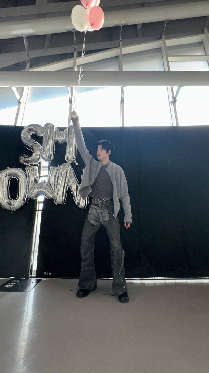 osohee's tweet photo. ‹  ›  wrapped it up by taking shots: 𝑛͟𝑜͟𝑡͟-͟𝑠͟𝑜͟-͟𝑐͟𝑢͟𝑡͟𝑒 selca of me and some playful balloons on backstage. From the excitement—every moment has been a blast, with so much happiness felt throughout it all! .. ☽ https://t.co/EpOBIydKdE