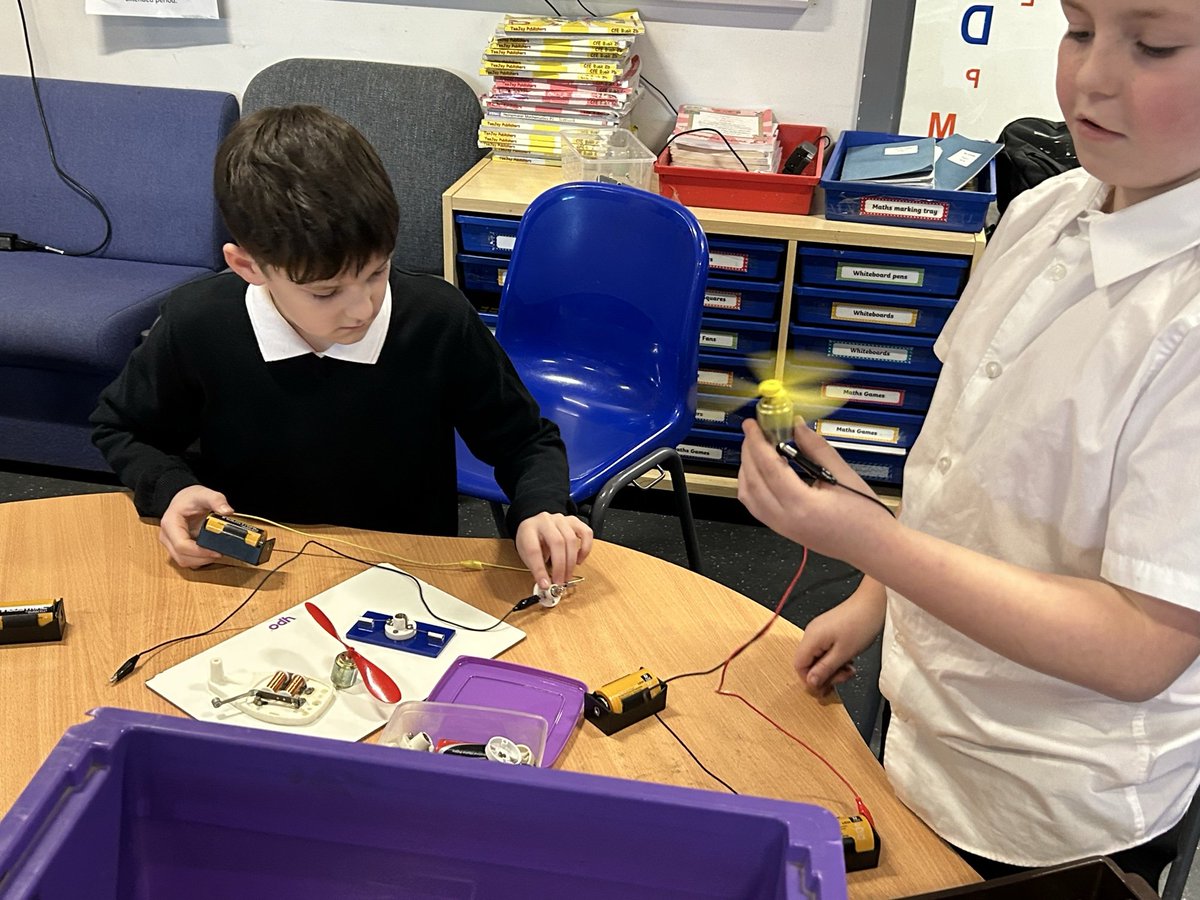 Primary 7 have been learning more about electricity. They worked together to build an electrical circuit that powered a spinner for their Wheel of Fortune game. Super impressive 👏🏼⚡💙 @STEM_Ren