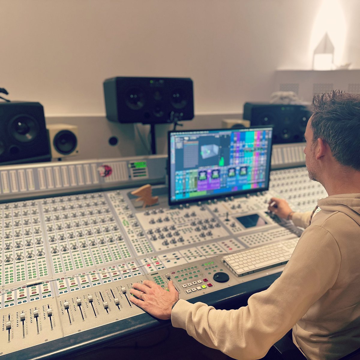 BenoitVincent's tweet photo. Je crois que 2025 sera une année 'immersive' ! Je vous souhaite à toutes et tous le meilleur ! Stay tuned.
#DolbyAtmos #mixer #musicproduction #adamaudio #avidprotools #audiopost #audiopostproduction #musicforfilm https://t.co/wtHrokQOQX