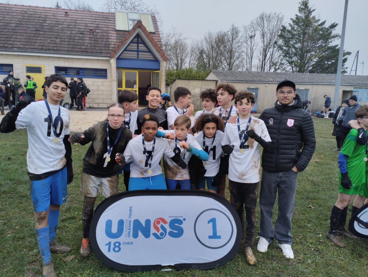 UnssCher's tweet photo. @dsden18 @departement_18 Départementaux de football à 8 aujourd'hui à Bourges. Victoire du collège Littré en benjamins garçons et en collège établissement. Le collège de la Guerche remporte la compétition féminine. Merci à Matteo Makhabe  du Bourges FC pour sa présence. #unss https://t.co/8M90uXaSVa