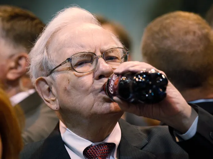 alberto_reconst's tweet photo. Warren Buffett gasta 0 dólares en trucos de longevidad a sus 93 años.

Sin embargo, es mentalmente más agudo que el 90% de los directores ejecutivos de la mitad de su edad.

¿Lo mejor? Bebe 5 Coca-Colas, come McDonald's y Dairy Queen a diario.

He aquí un protocolo antienvejecimiento poco convencional de un multimillonario: