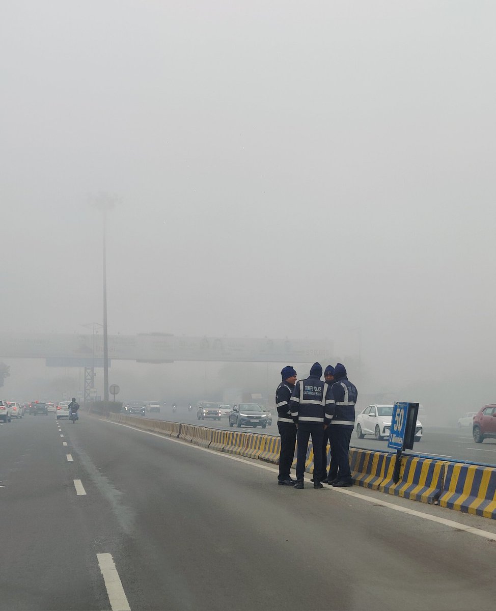 gupta_tushki's tweet photo. The way @Noidatraffic handles traffic on a foggy morning and i saw these at 3 places for 10 km run during morning today 
@uptrafficpolice @DCPCentralNoida @CeoNoida @noidapolice @noida_authority @dmgbnagar @ADCPNoida https://t.co/wIkNNP69Ib