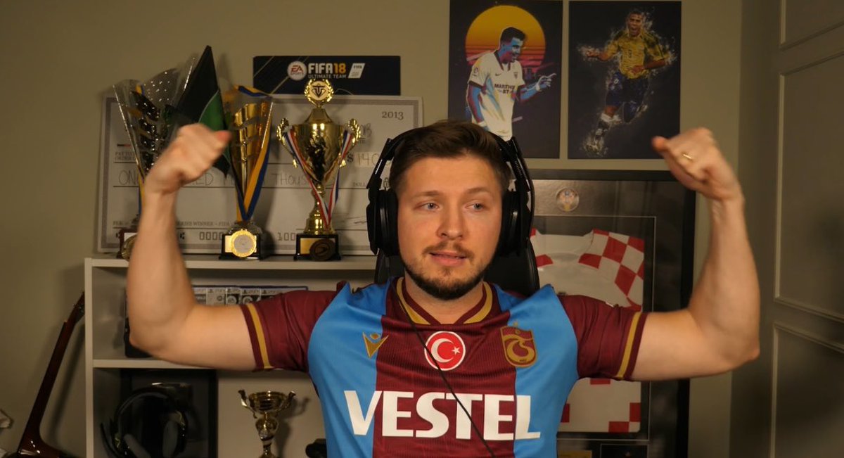 What a fantastic guy in a fantastic kit❤️💙 <a href="/ivanlapanje/">BorasLegend</a> 💪🏻