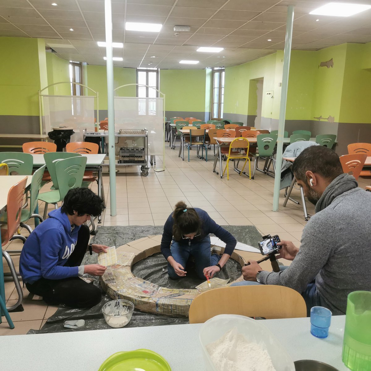 Char en coulisse 📹
Ici, on prépare déjà #Carnaval et tv8montblanc était avec nous !
A ne pas manquer le 8 mars à <a href="/VilledeChambery/">Ville de Chambéry</a>

#projetsjeunes #lyceeagricole #lyceepro #cneap #donbosco #costadebeauregard #chambery #savoie