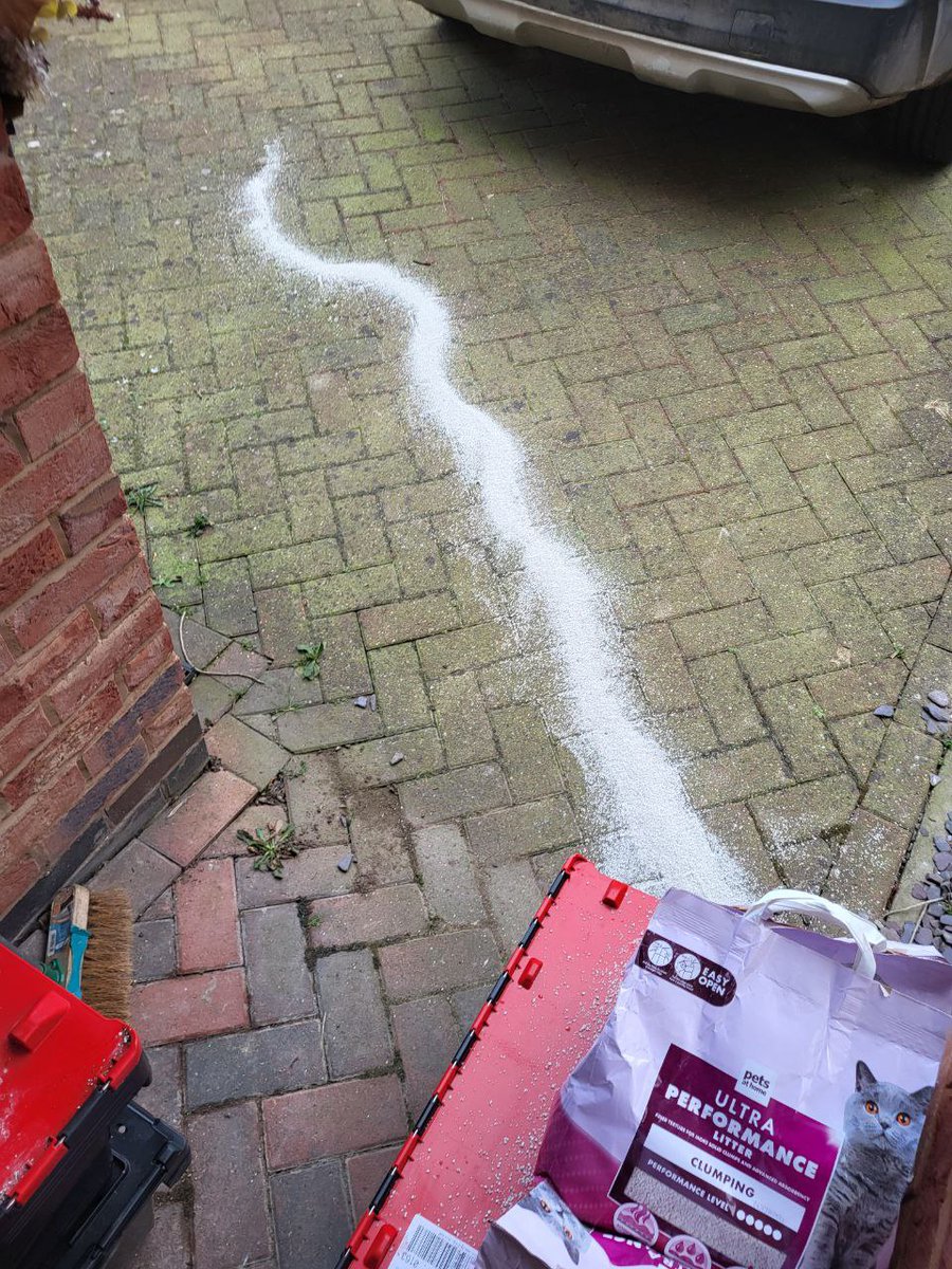 HippyClothes's tweet photo. @PetsatHome  How you doing?
I filled in your contact form a week ago as we had 5 of the 8 bags of cat litter arrive torn open spilling  litter everywhere. The DPD guy had it in the van and all over the drive. I included 12 images. As of yet I've still had no response. Cheers https://t.co/9HZiiVHAZD