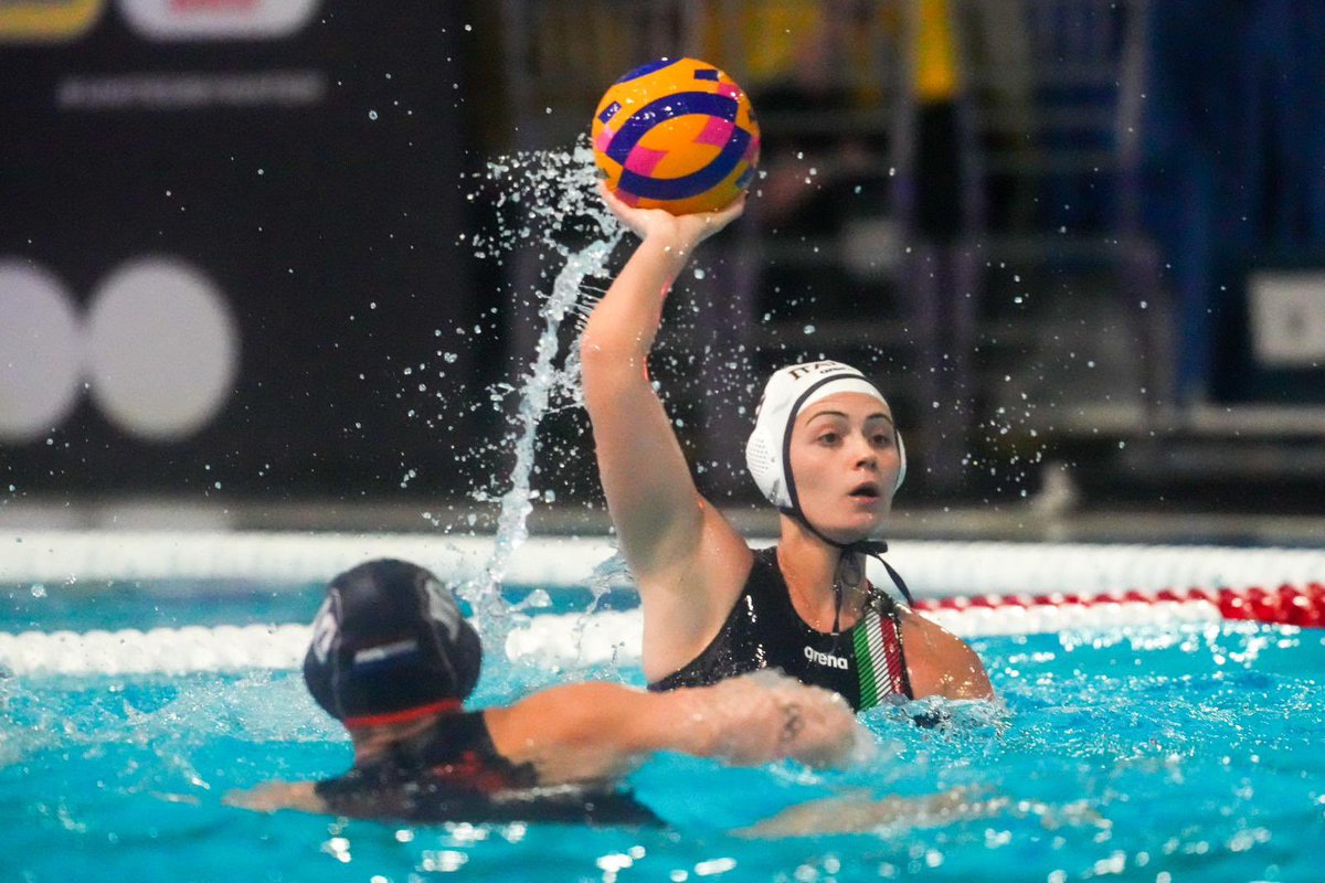 FINOfficial_'s tweet photo. ๐คฝโโ๏ธ Il Setterosa fa tremare lโOlanda nella 2ยช giornata della prima fase della World Cup. Vincono le olandesi 11-8, ma la nazionale di Silipo piace per la difesa attenta e la velocitร in attacco.
๐ https://t.co/n80Jgwzl8p
๐ธ @WorldAquatics
#Azzurre #7rosa #Pallanuoto #Waterpolo https://t.co/A1g0zmYlbY
