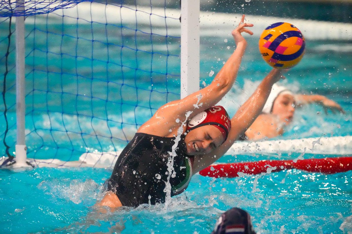 FINOfficial_'s tweet photo. ๐คฝโโ๏ธ Il Setterosa fa tremare lโOlanda nella 2ยช giornata della prima fase della World Cup. Vincono le olandesi 11-8, ma la nazionale di Silipo piace per la difesa attenta e la velocitร in attacco.
๐ https://t.co/n80Jgwzl8p
๐ธ @WorldAquatics
#Azzurre #7rosa #Pallanuoto #Waterpolo https://t.co/A1g0zmYlbY