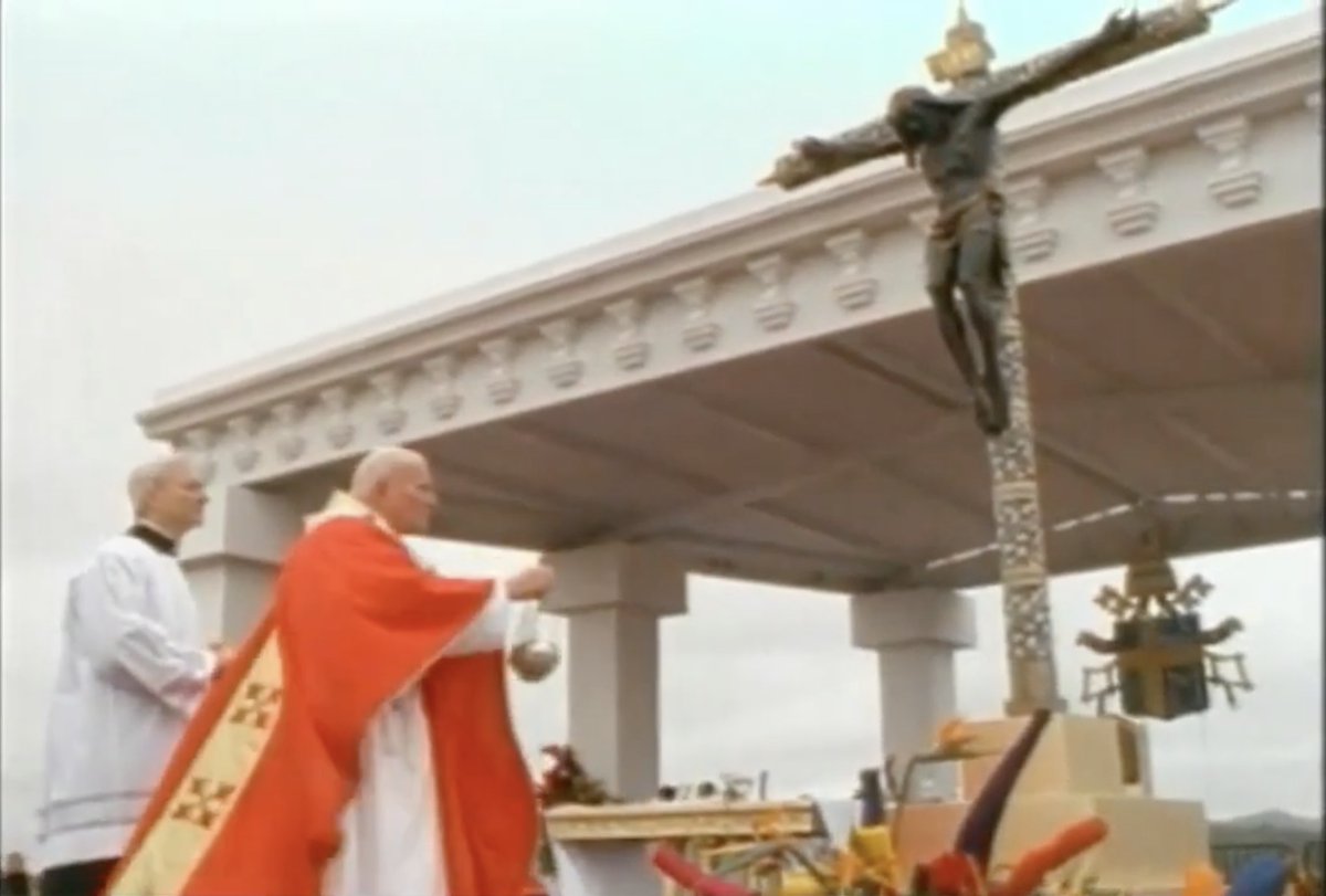 El Papa Juan Pablo II, en su mensaje en Esquipulas,🇬🇹, el 4/2/96, habló sobre la esperanza en el futuro: 'Cada generación tiene la responsabilidad de construir un mundo mejor'. En el marco del Día del Señor de Esquipulas, asumamos esa responsabilidad con valentía y determinación.