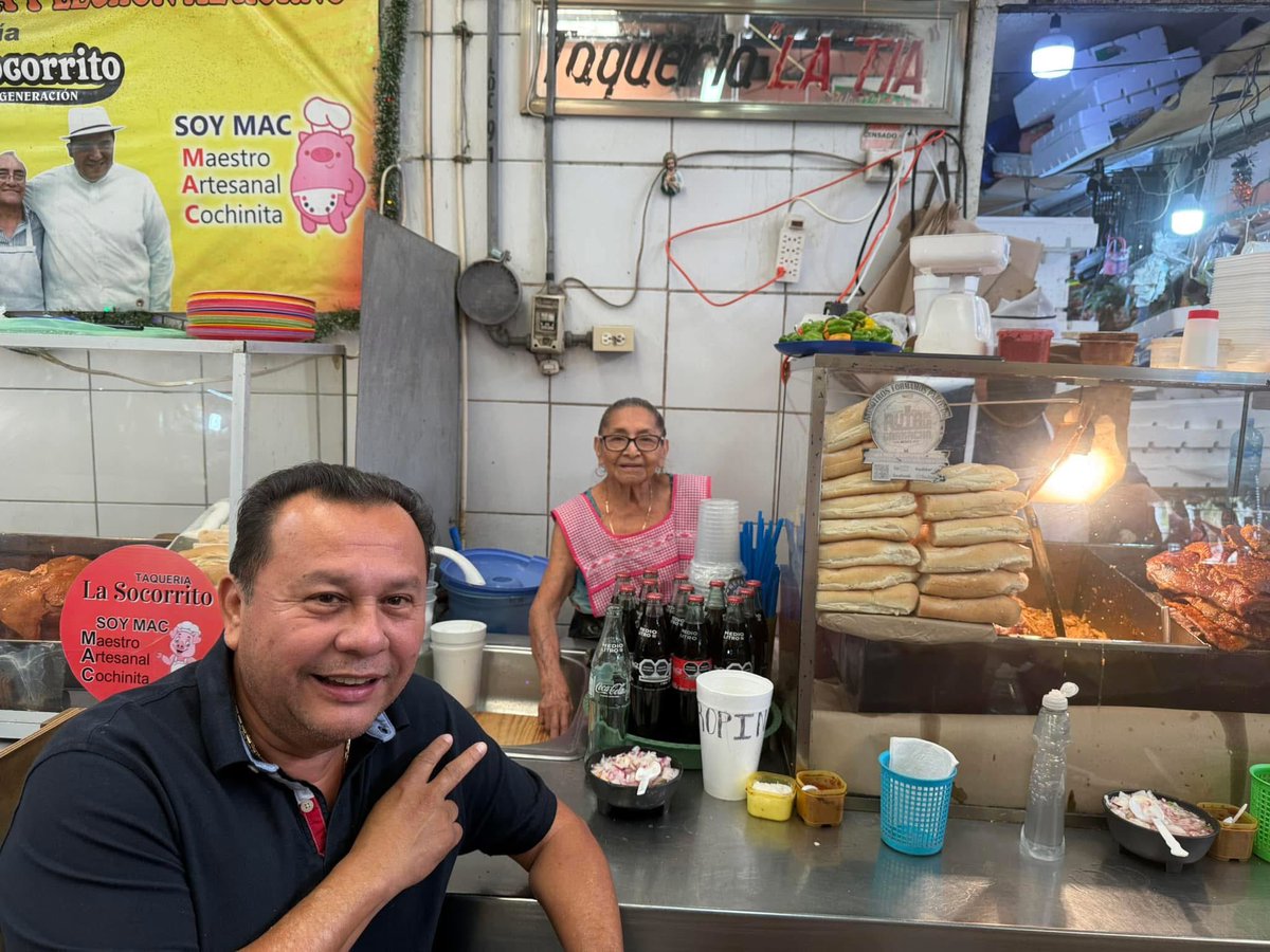 Cuando las leyendas se encuentran: "El Pulpo" Alfredo y sus teclados desayunando un francés de cochinita con La Tía en el mercado Lucas de Gálvez en Mérida.