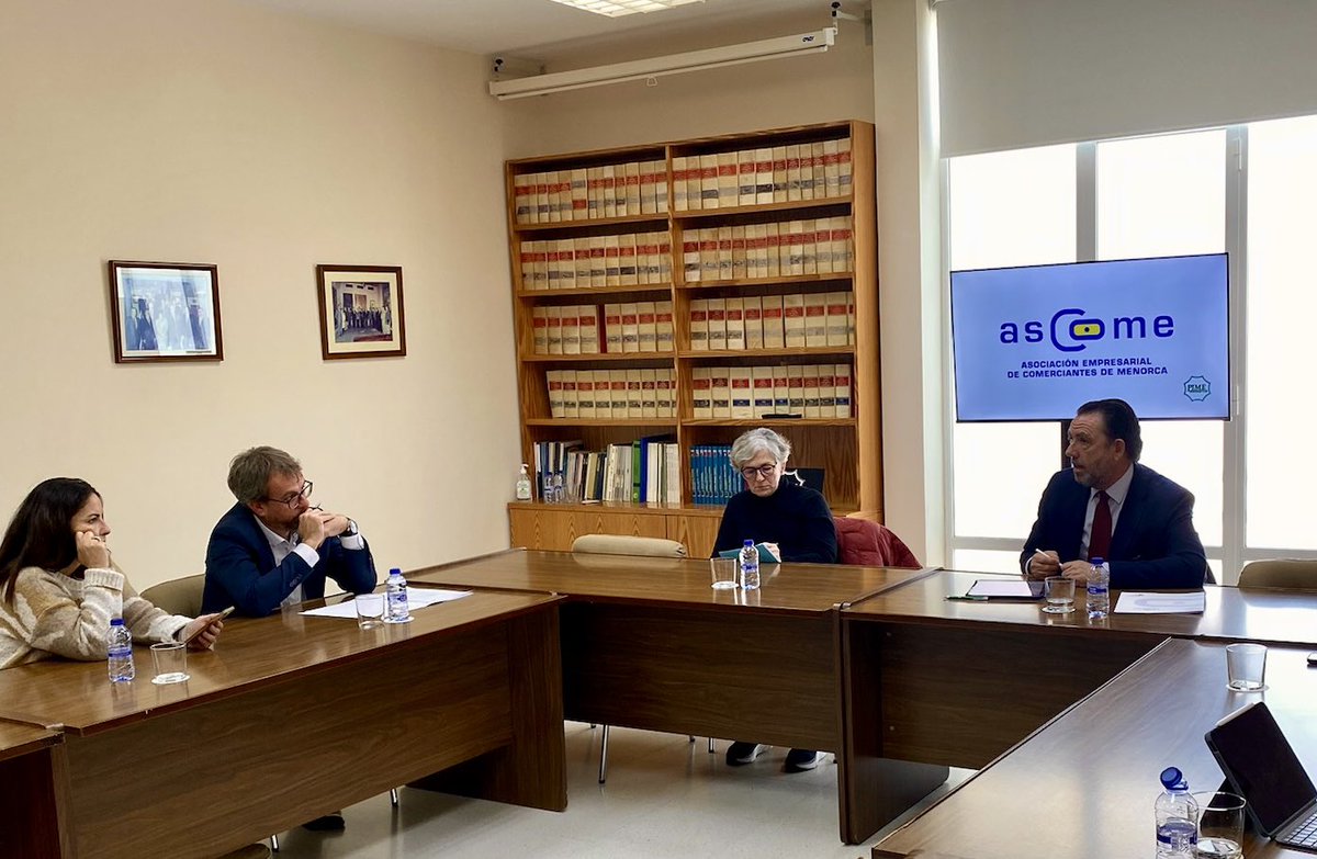 conselleriaEOE's tweet photo. 🛍️ Impulsam el comerç de proximitat i el producte local de les #IllesBalears.
👥 El conseller @coopetidor es reuneix amb #ASCOME per conèixer les necessitats i reptes del sector amb l'objectiu de promoure i donar suport al desenvolupament del comerç. https://t.co/a6VUL4giHW