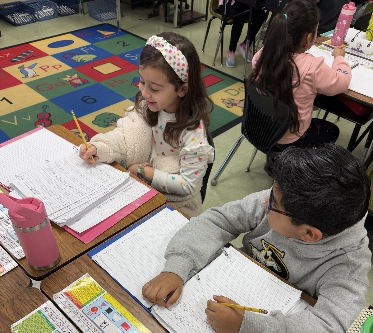 STZES first graders applying phonics rules into writing complete sentences.
#todayincomal #growinggreatness #togetherwecultivate