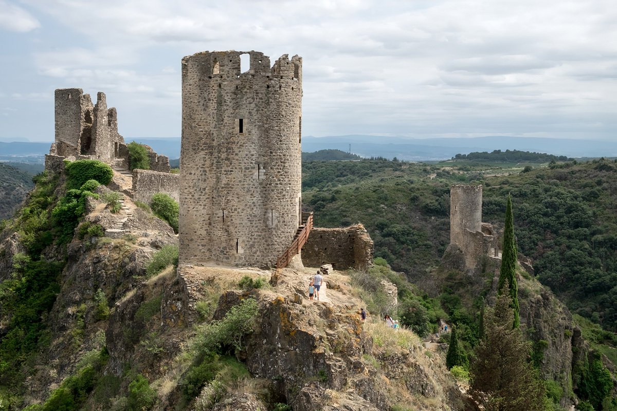 Les Châteaux Cathares 🏰 : perchés sur les sommets des Corbières, ces forteresses impressionnent par leur beauté intemporelle. Bien que souvent éloignés du véritable catharisme, ils restent des joyaux historiques à explorer. 🌄 #Histoire #patrimoine