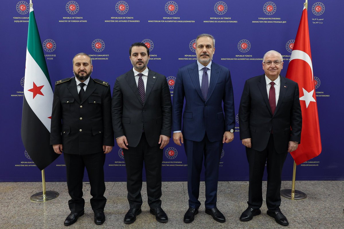tcsavunma's tweet photo. Millî Savunma Bakanı Yaşar Güler, Suriye’deki yeni yönetimin Dışişleri Bakanı Esad Hasan Şeybani’nin Ankara ziyareti dolayısıyla Dışişleri Bakanlığındaki 3+3 formatındaki toplantıya katıldı. 

Dışişleri Bakanı Hakan Fidan’ın ev sahipliğindeki toplantıya MİT Başkanı İbrahim Kalın ile Suriye'deki Yeni Yönetimin Savunma Bakanı Murhef Ebu Kasra ve Suriye'deki Yeni Yönetimin İstihbarat Başkanı Enes Hattab da katıldı. 

Bakan Yaşar Güler toplantının ardından Suriye’nin yeni Savunma Bakanı Murhef Ebu Kasra ile ikili görüşme gerçekleştirdi. 

#MillîSavunmaBakanlığı
#YaşarGüler