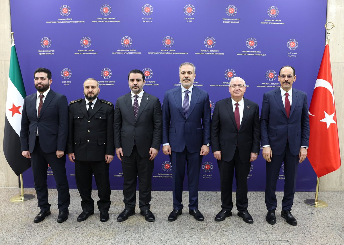 tcsavunma's tweet photo. Millî Savunma Bakanı Yaşar Güler, Suriye’deki yeni yönetimin Dışişleri Bakanı Esad Hasan Şeybani’nin Ankara ziyareti dolayısıyla Dışişleri Bakanlığındaki 3+3 formatındaki toplantıya katıldı. 

Dışişleri Bakanı Hakan Fidan’ın ev sahipliğindeki toplantıya MİT Başkanı İbrahim Kalın ile Suriye'deki Yeni Yönetimin Savunma Bakanı Murhef Ebu Kasra ve Suriye'deki Yeni Yönetimin İstihbarat Başkanı Enes Hattab da katıldı. 

Bakan Yaşar Güler toplantının ardından Suriye’nin yeni Savunma Bakanı Murhef Ebu Kasra ile ikili görüşme gerçekleştirdi. 

#MillîSavunmaBakanlığı
#YaşarGüler