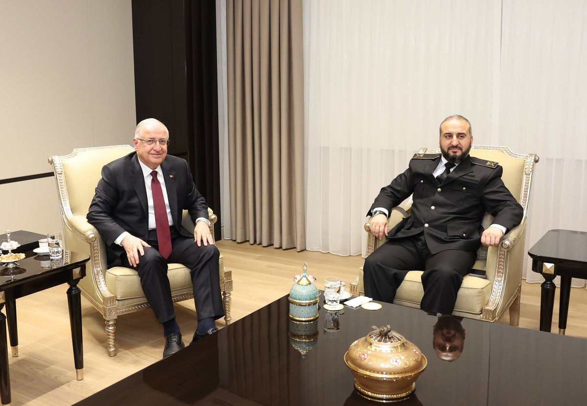 tcsavunma's tweet photo. Millî Savunma Bakanı Yaşar Güler, Suriye’deki yeni yönetimin Dışişleri Bakanı Esad Hasan Şeybani’nin Ankara ziyareti dolayısıyla Dışişleri Bakanlığındaki 3+3 formatındaki toplantıya katıldı. 

Dışişleri Bakanı Hakan Fidan’ın ev sahipliğindeki toplantıya MİT Başkanı İbrahim Kalın ile Suriye'deki Yeni Yönetimin Savunma Bakanı Murhef Ebu Kasra ve Suriye'deki Yeni Yönetimin İstihbarat Başkanı Enes Hattab da katıldı. 

Bakan Yaşar Güler toplantının ardından Suriye’nin yeni Savunma Bakanı Murhef Ebu Kasra ile ikili görüşme gerçekleştirdi. 

#MillîSavunmaBakanlığı
#YaşarGüler