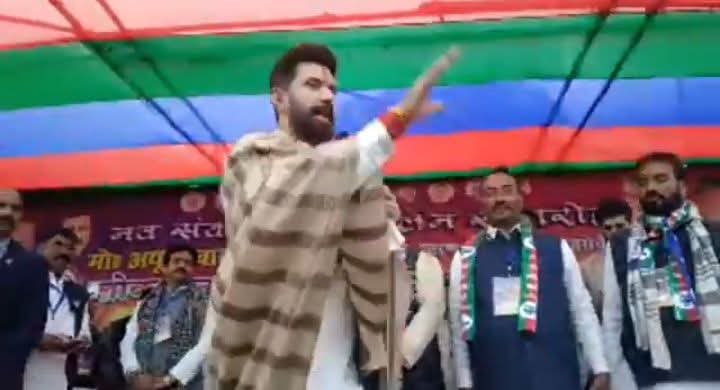 BrahmanSamvad's tweet photo. सच में @iChiragPaswan बन डमरू हैं Hard core criminal को अपनी पार्टी में शामिल कराना कहॉं तक उचित हैं? जनता जवाब ज़रूर देगी @LJP4India @BJP4Bihar @narendramodi @AmitShah 3 हिंदू बच्चों को काट डालने वाला तथा ljp के उपाध्यक्ष अनूप तिवारी का kidneper को शामिल क्या मैसेज देना चाह रहे https://t.co/RzN9rYbObG