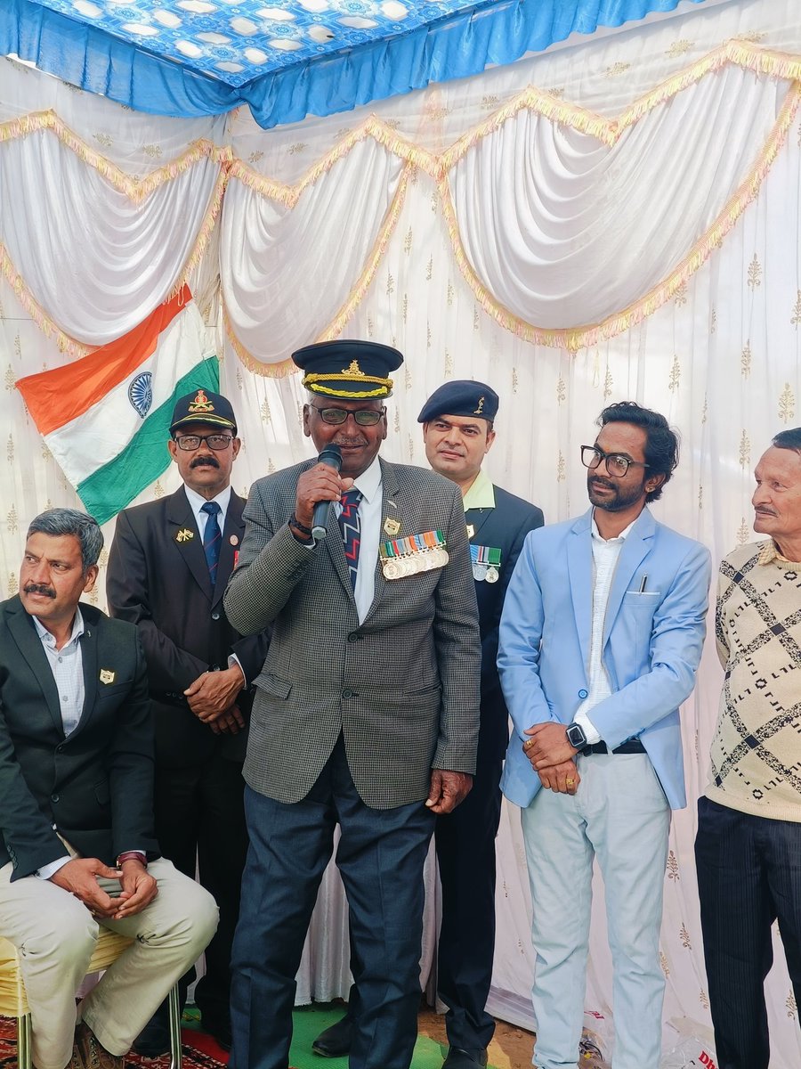 KoreaDist's tweet image. Korea District: थलसेना दिवस के अवसर पर बैकुंठपुर में एक विशेष समारोह में भारतीय थल सेना के वरिष्ठ सेनानी कैप्टन रमाशंकर तिवारी के नाम पर स्थानीय मार्ग का नामकरण किया गया।
 #ArmyPride
#KoreaDist