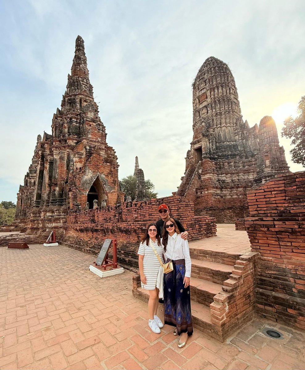 iahsgf's tweet photo. aiah with her parents in thailand 🩵 https://t.co/MRTkTP6Veb