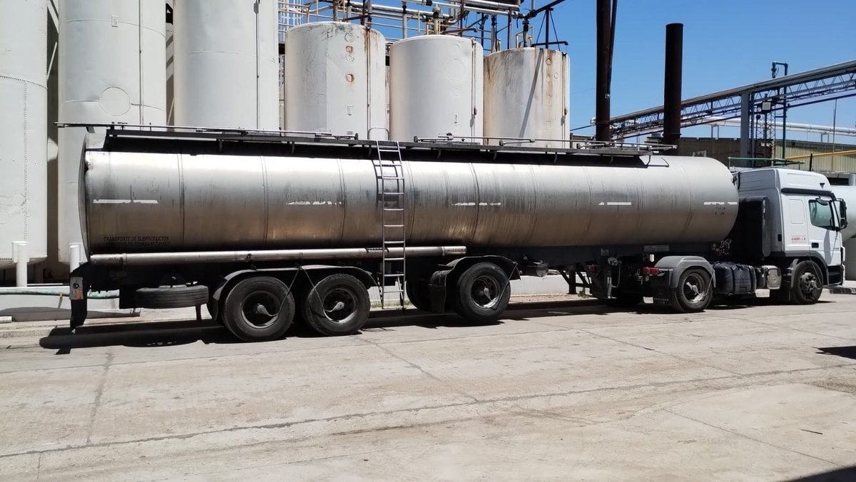 SenasaAR's tweet photo. Certificamos la exportación de 200 toneladas de cebo bovino líquido industrial con destino a Estados Unidos 🇺🇲 por primera vez desde un establecimiento en Córdoba. La carga tendrá como uso la elaboración de #biodisel. https://t.co/nQPXuyeTPH