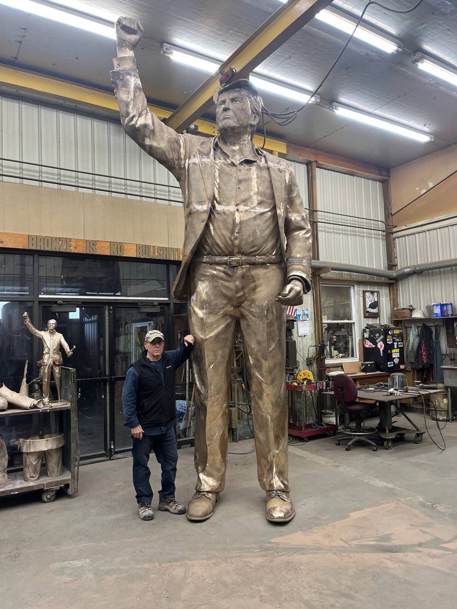 normiebugatti's tweet photo. @AutismCapital so he’ll see the the 22’ bronze statue of trump that the #patriot team is unveiling? Wonder if he’ll attend the $patriot awards? @Patriot_Erc20 https://t.co/mJZqPh7dO6
